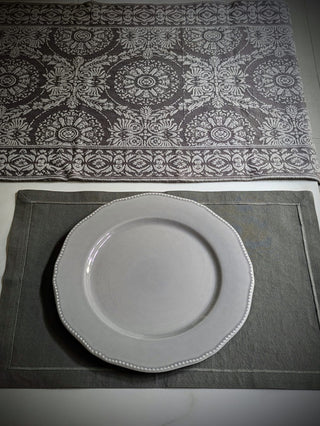 Grey tones & golden moments at the table