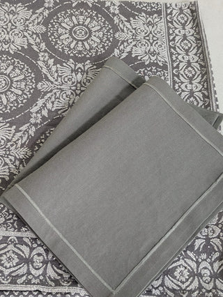 Grey tones & golden moments at the table